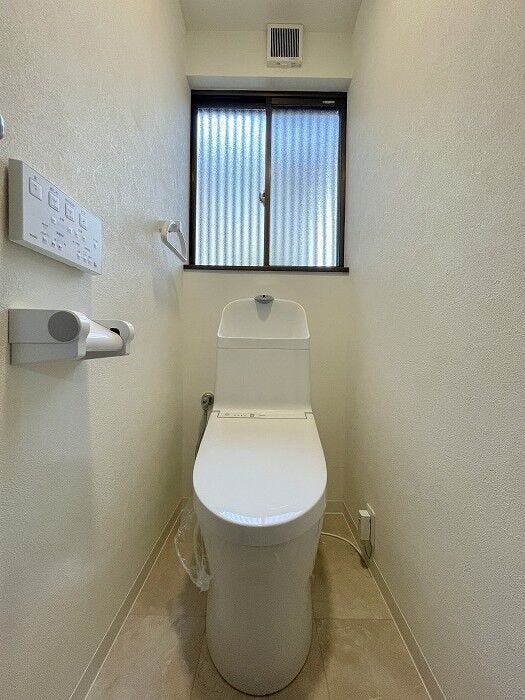 明るい採光窓と洗浄便座付きで、快適に使えるトイレ空間