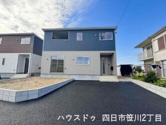 【外観】
現地外観写真です。
ツートンカラーが素敵です。