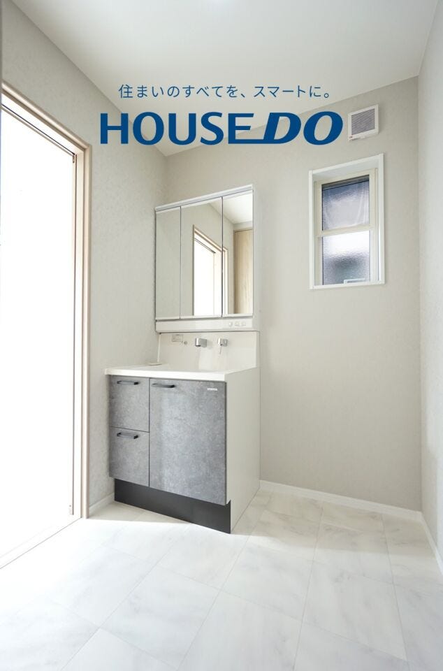 身だしなみを整えやすい三面鏡を採用しています。鏡の後ろの収納スペースも散らかりやすい洗面スペースをすっきり使えて嬉しいですね!