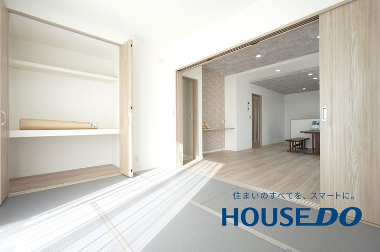 リビング横にございます約6帖の和室!客間としてはもちろんのこと、小さいお子さんのプレイルームとして大活躍です!