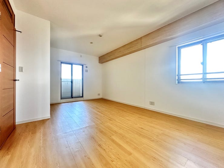 梁部分に木目模様をあしらったナチュラルなインテリアが魅力の洋室。窓からは、金華山や駅前の高層ビルが見えます。