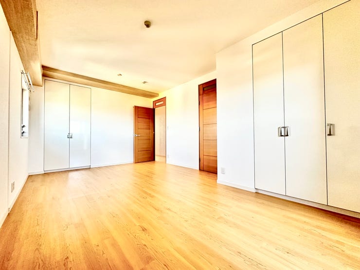 11.2帖の洋室。東側の窓からは金華山が望めます。収納力のあるクローゼットが魅力的です。