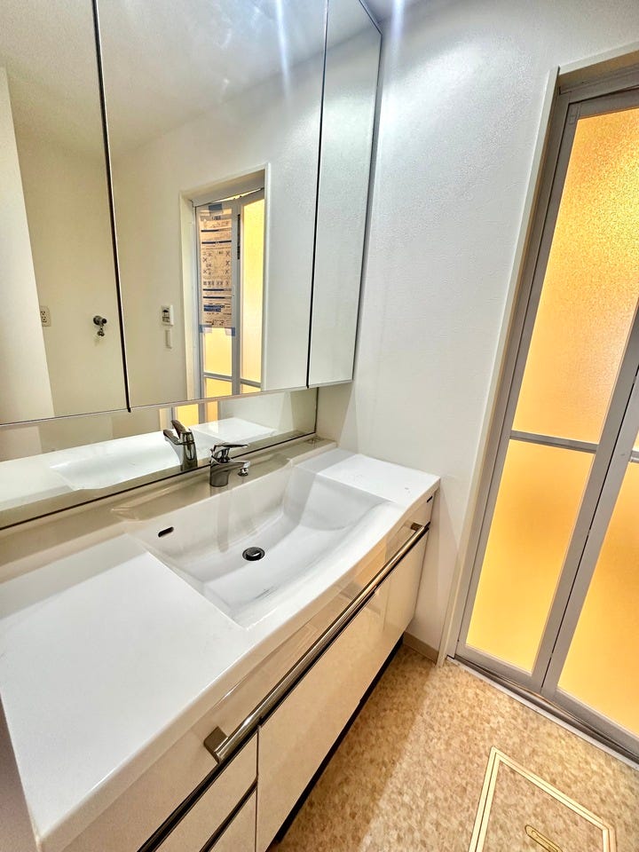 朝の準備やメイクも便利な大型三面鏡は、背面に大容量の収納スペースを備えています。