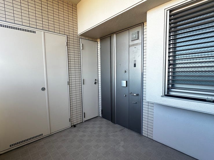 広々としたスペースのエントランス。屋外の物置は、レジャー用品などの収納に便利です。