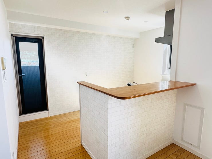 風通しが良く明るく広々としたキッチン。カフェ風のオシャレなアクセントクロスが魅力です。