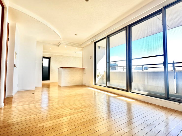 採光あふれた広々としたリビングは、床暖房を備えています。