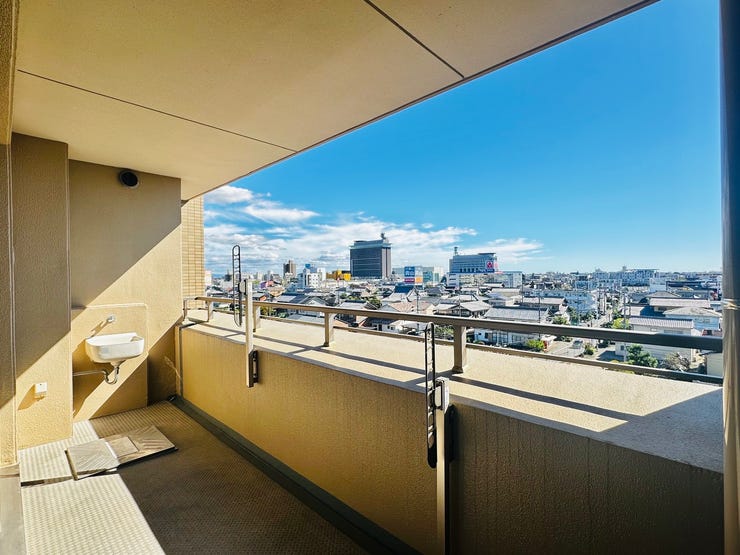 スロップシンクを備えたゆとりあるバルコニーからは、西側の山並みが望めます。