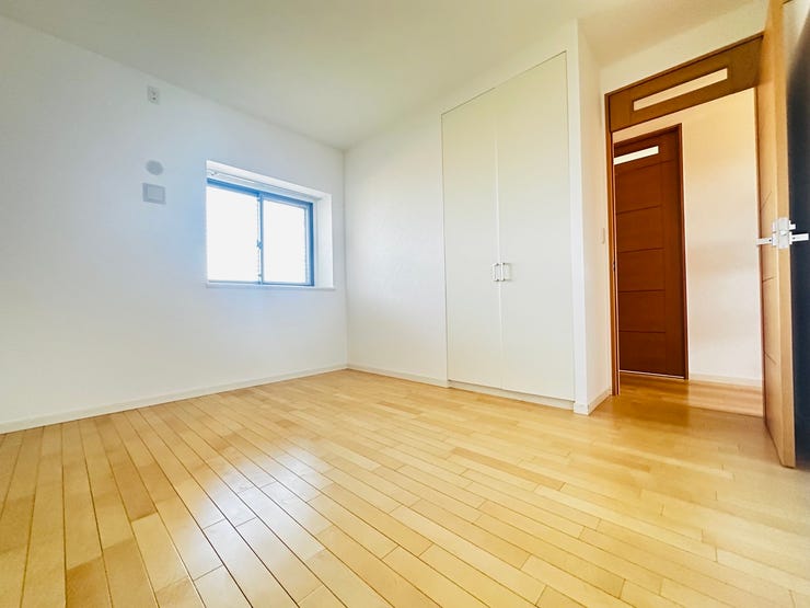 出窓のある落ち着いた空間で、大型クローゼットを備えています。