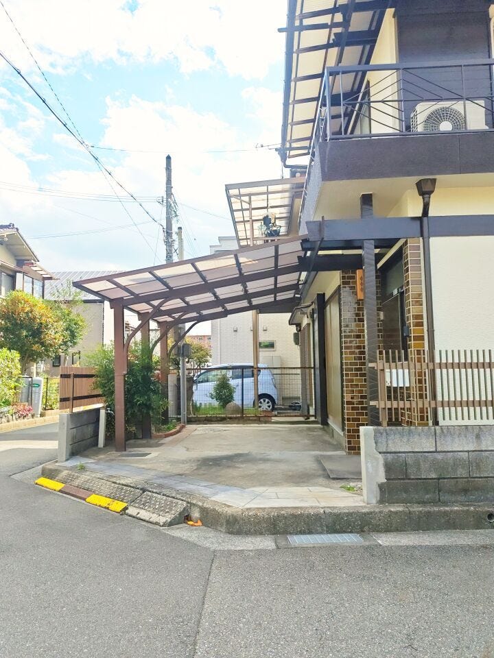 ■雨の日でも濡れずに乗り降りできるのが嬉しいカーポート付きです♪ (撮影日:2025.11.7)