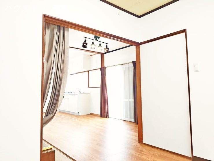 ■カーテンを開けて1階を1つの部屋として利用することも可能です (撮影日:2025.11.7)