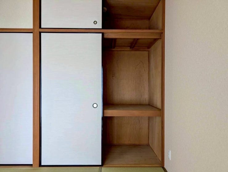 大きな押し入れがあり、布団や季節用品などの収納力が優れています。