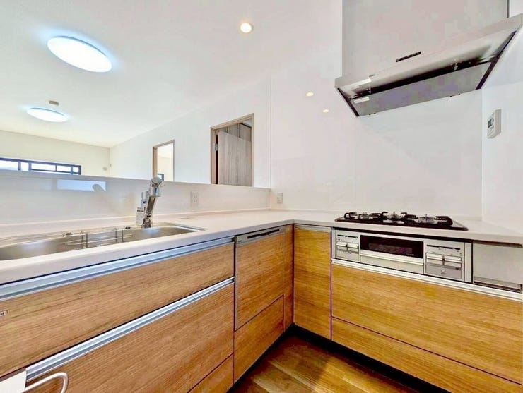 キッチンカウンターはリビング側との間仕切りにもなっており、手元を隠せる設計で生活感が出にくそうですね♪