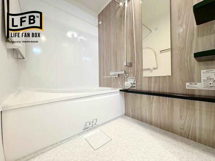 木目調のアクセントパネルと大きな鏡で、高級感とモダンな雰囲気を演出しており、一日の疲れを癒すリラックス空間が生まれます♪
※2026.1.23撮影