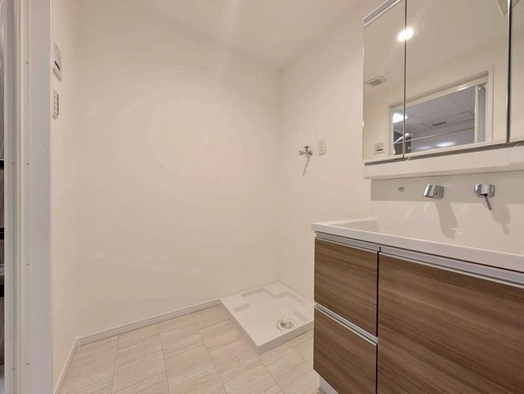 三面鏡の裏側が収納スペースになっているため、化粧品や日用品などをすっきり隠して収納でき、生活感のない空間を維持できます。