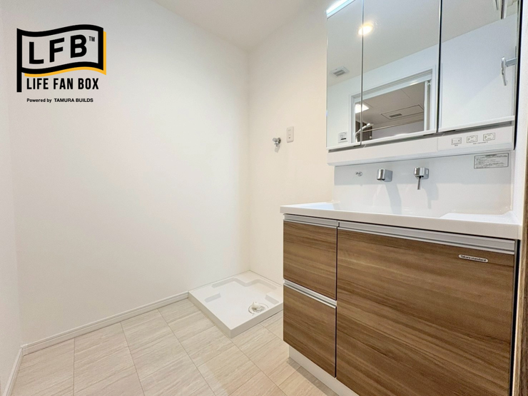 三面鏡の裏側が収納スペースになっているため、化粧品や日用品などをすっきり隠して収納でき、生活感のない空間を維持できます。
※2026.1.23撮影