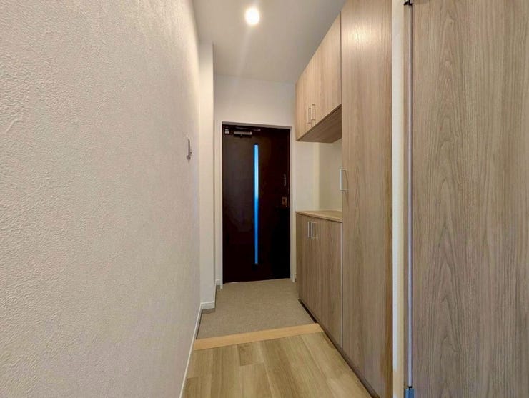 木目調のシューズボックス付きです♪サイズが異なる棚なので大きいものから小さいものまで収納ができ玄関をすっきりさせてくれますね♪