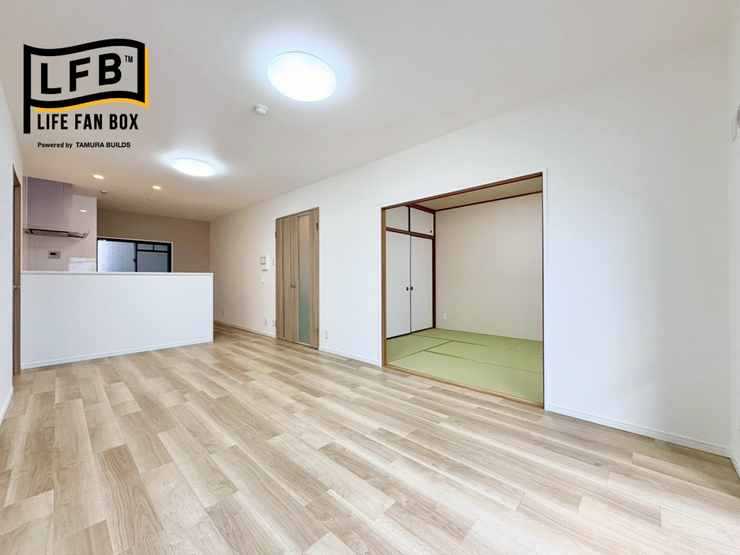 大きな窓と高い天井、明るいフローリングにより、広々とした開放感と採光の良さが強調されたLDKになっています♪
※2026.1.23撮影