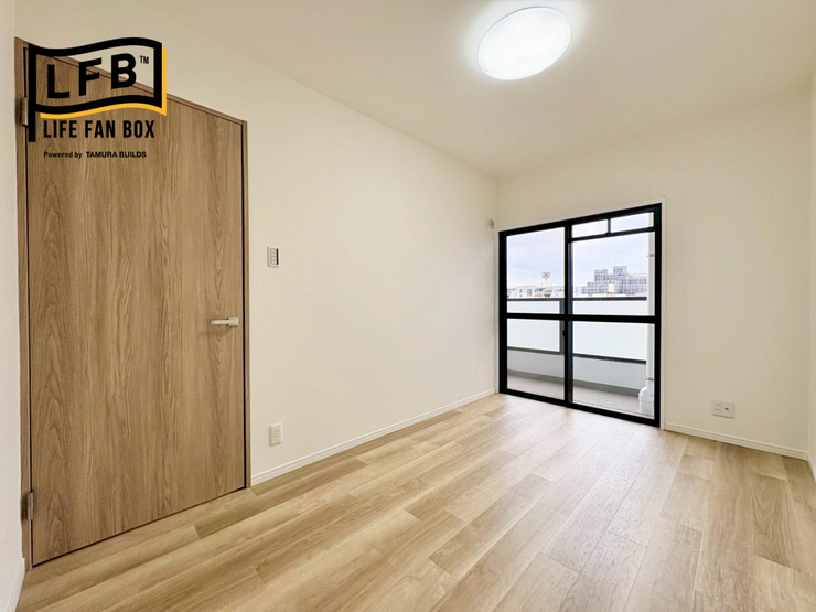 明るいフローリングと白壁で家具の配置がしやすいシンプルな空間です。
※2026.1.23撮影