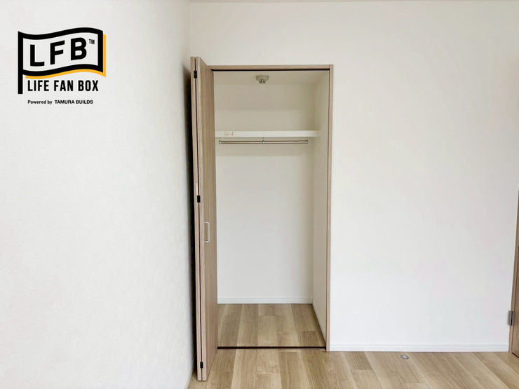 ハンガーパイプと上部棚が設置されており、衣類収納と小物収納どちらも収納できる嬉しい収納になっていますね♪
※2026.1.23撮影