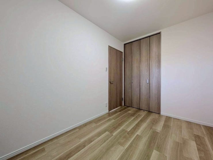 落ち着いた木目調の大きなクローゼット扉があり、衣類や荷物をたっぷり収納できます♪