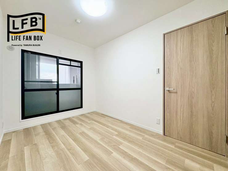 落ち着いた木目調の大きなクローゼット扉があり、衣類や荷物をたっぷり収納できます♪
※2026.1.23撮影