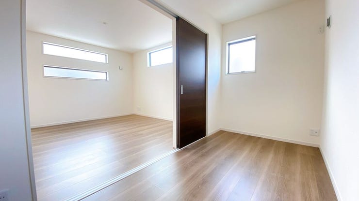 日当り良好の洋室!
明るい空間となっております。