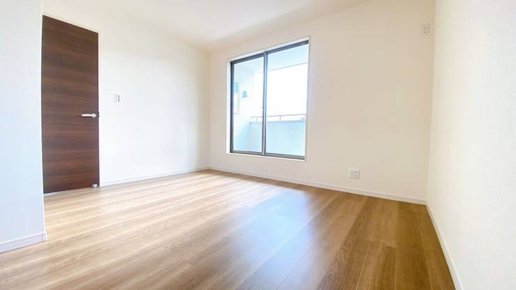 大きな窓から朝日が差し込み、目覚めのよい1日が迎えられそうです◎