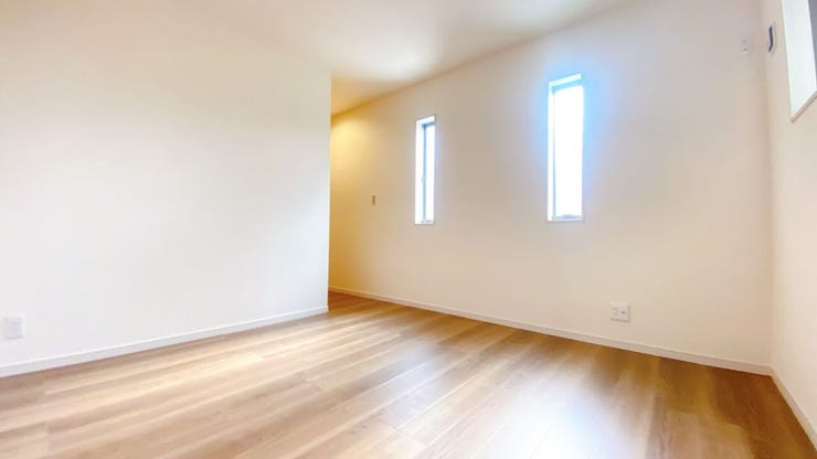 窓から風を感じられる快適なお部屋です。