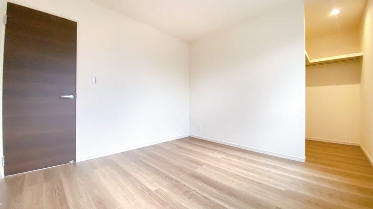 窓から日が差す明るいお部屋です。