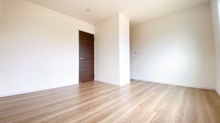 どんな家具にもフィットする床材カラーのお部屋です。