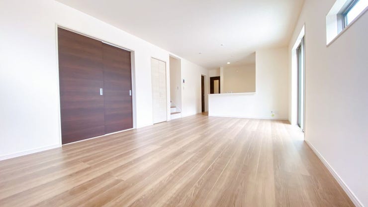 開口部に広い窓があり、採光・通風ともに多く取り込めます。