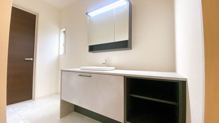 洗面室の収納スペースには身支度時の備品や洗濯用品などをしまっておけます。