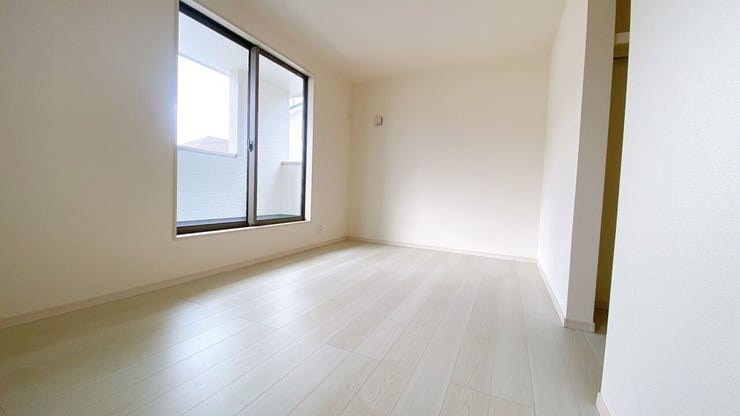 窓から風を感じられる快適なお部屋です。