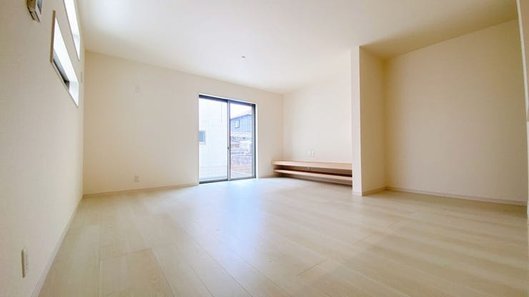 開口部に広い窓があり、採光・通風ともに多く取り込めます。