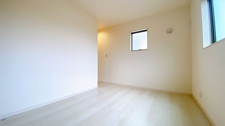 窓から日が差す明るいお部屋です。