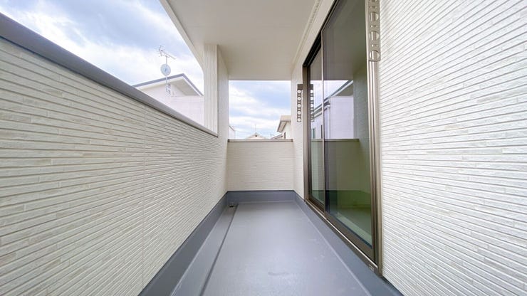 バルコニーは日当たり良好で、洗濯物もよく乾きます◎