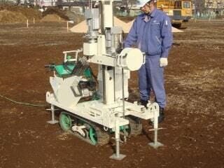 06.地盤調査
地盤は一見同じように見えても、少し距離が離れただけでまったく異なる調査結果となる事があります。建物の配置計画に沿って原則1棟当り5ヶ所で SWS試験を行います。