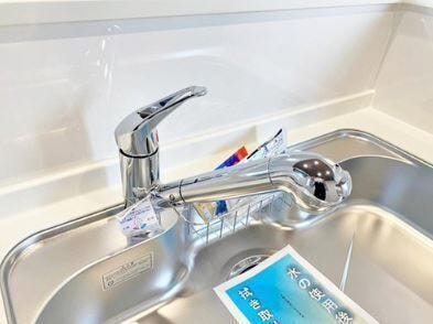 02.蛇口一体型水栓
最適流量のすくない節湯商品です。
さらに無意識に使ってしまっている「不用なお湯」のムダ使いを「カチッ」としたレバーのクリック感が防ぎます。
※イメージ写真