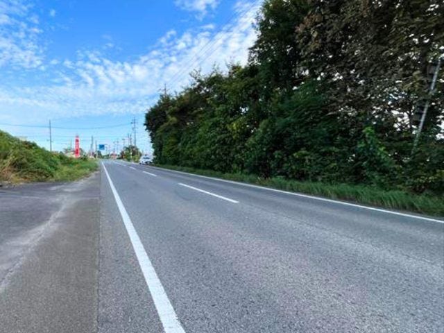 前面道路はミルクロードです。交通量は多めですが信号の繋ぎで切れ目が出来るので出入りに問題はありません
(2025年9月23日 撮影)