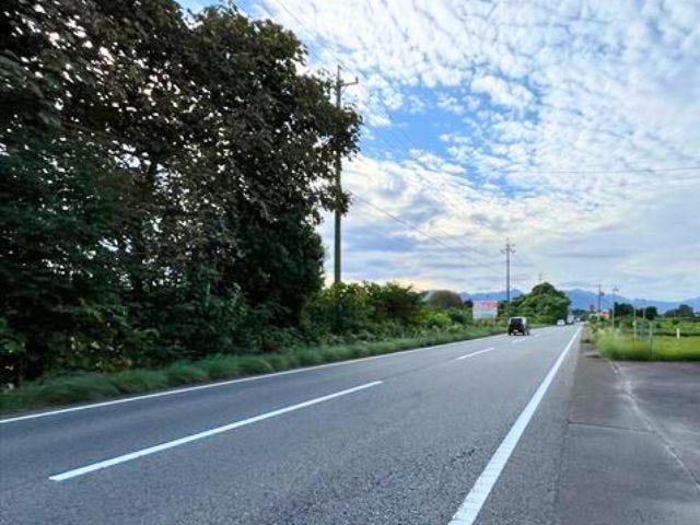 前面道路のミルクロードが南西に位置するので日当たりは良さそうです。菰野、鈴鹿、四日市方面への往来が便利なところです
(2025年9月23日 撮影)