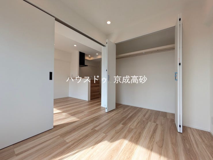 お子様の成長と共に「住まい方」も変化していきます。居室にはクローゼットを完備し、自由度の高い家具の配置が叶うシンプルな空間です。