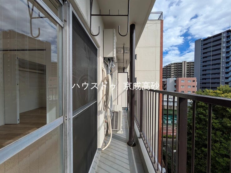 暖かい陽ざしが差込むバルコニー。晴れた日には洗濯物が良く乾きます。風通しも良好です。