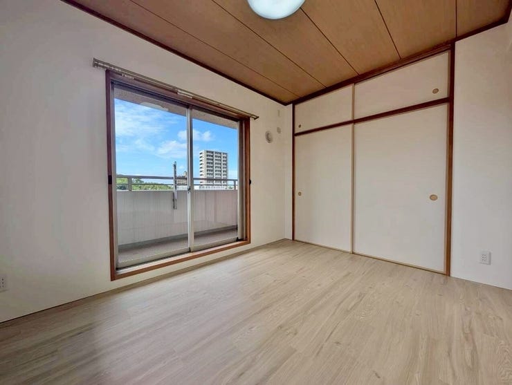 バルコニーに面しているのでお布団を干す時など助かりますね♪