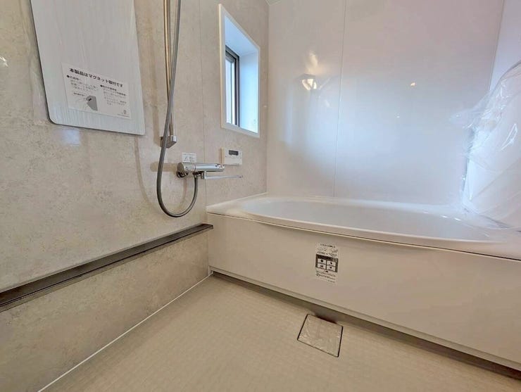 大きな浴槽を備えたユニットバスは、一日の疲れを癒すのに十分な広さ。壁や床もピカピカで、気持ちの良いバスタイムを楽しめます。