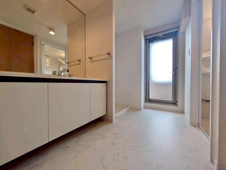 洗面脱衣スペース広々。複数人で使用しても気にならない広さです♪