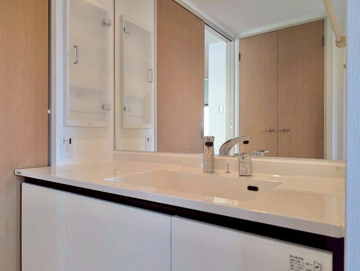 ワイドな鏡と収納力のある洗面化粧台を新品交換。朝の身支度が快適で、洗面用具やタオルもたっぷり収納できます。