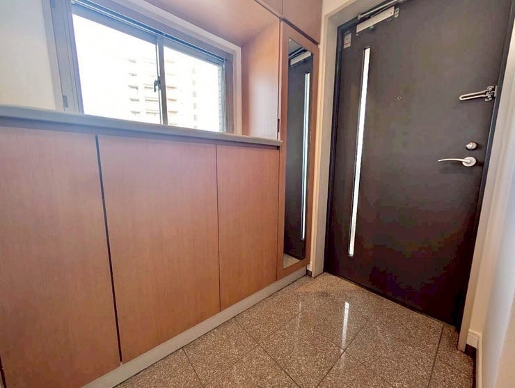 玄関ドアの横に姿見付きの収納があり、お出かけ前の身だしなみチェックに大活躍です♪また、窓があるため自然光も入り、明るい玄関です。