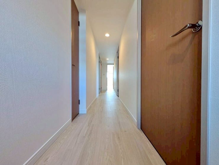 奥行きがあり、奥まで光が届く明るい廊下です。床材が明るい色で、空間をより広く感じさせてくれます♪