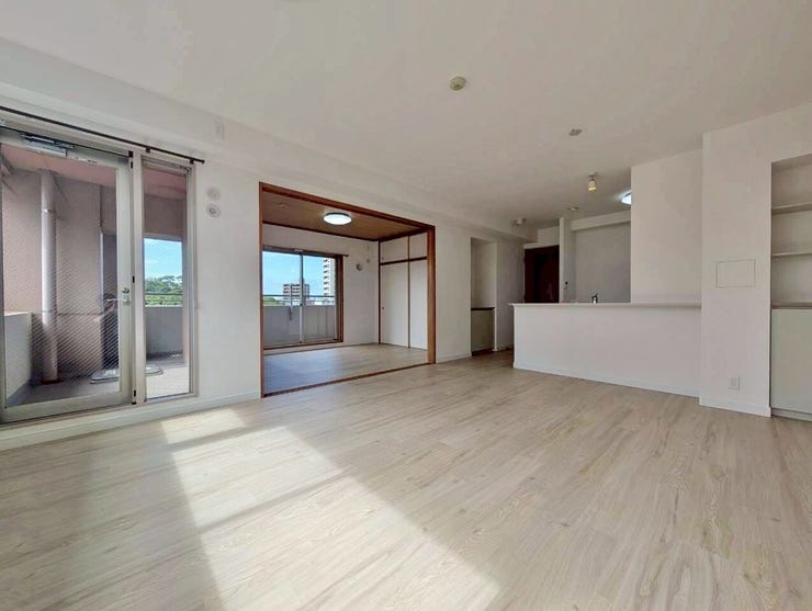 開放感のある広々としたリビング・ダイニングで、家具の配置がしやすい間取りです。リビングに隣接した洋室があり、ライフスタイルに合わせて柔軟に空間を使えます