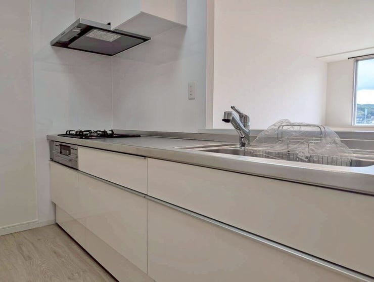 白を基調とした清潔感のあるシステムキッチンです。作業スペースが広く、料理がしやすそうですね♪